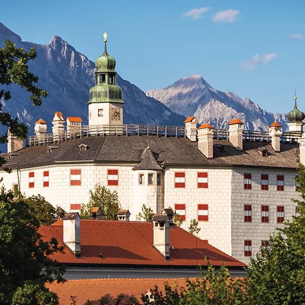 Dieses Angebotsticket kombiniert den Eintritt in den Innsbrucker Alpenzoo, den höchstgelegenen Zoo Europas (750 m) - nur erreichbar mit der Hungerburg-Standseilbahn, die ebenfalls im Ticket enthalten ist. - Innsbruck | Tirol